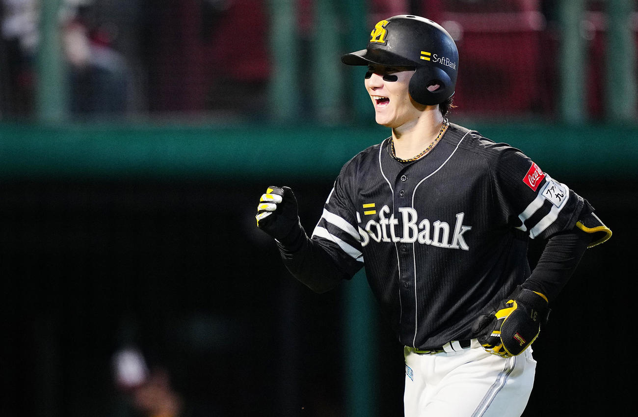 楽天対ソフトバンク　6回表ソフトバンク1死、ソロ本塁打を放ちガッツポーズする正木（撮影・垰建太）
