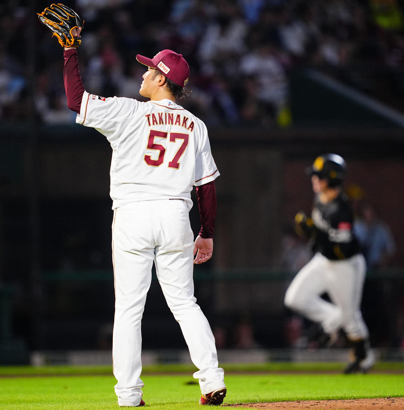 楽天対ソフトバンク　6回表ソフトバンク1死、正木（右）にソロ本塁打を浴びる滝中（撮影・垰建太）