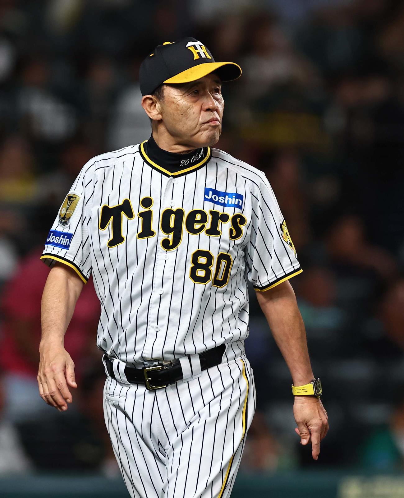 阪神対DeNA　選手交代を告げベンチに引き揚げる岡田監督（撮影・上田博志）