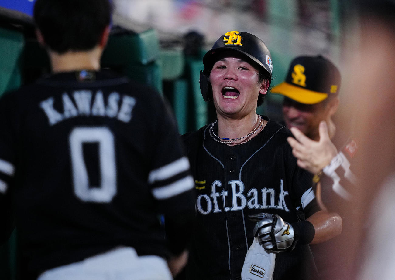楽天対ソフトバンク　4回表ソフトバンク2死二塁、今宮の適時打で生還しナインの出迎えを受ける緒方（撮影・垰建太）