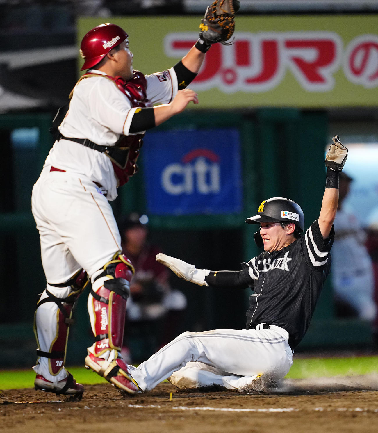 楽天対ソフトバンク　4回表ソフトバンク2死二塁、今宮の適時打で生還する緒方（撮影・垰建太）
