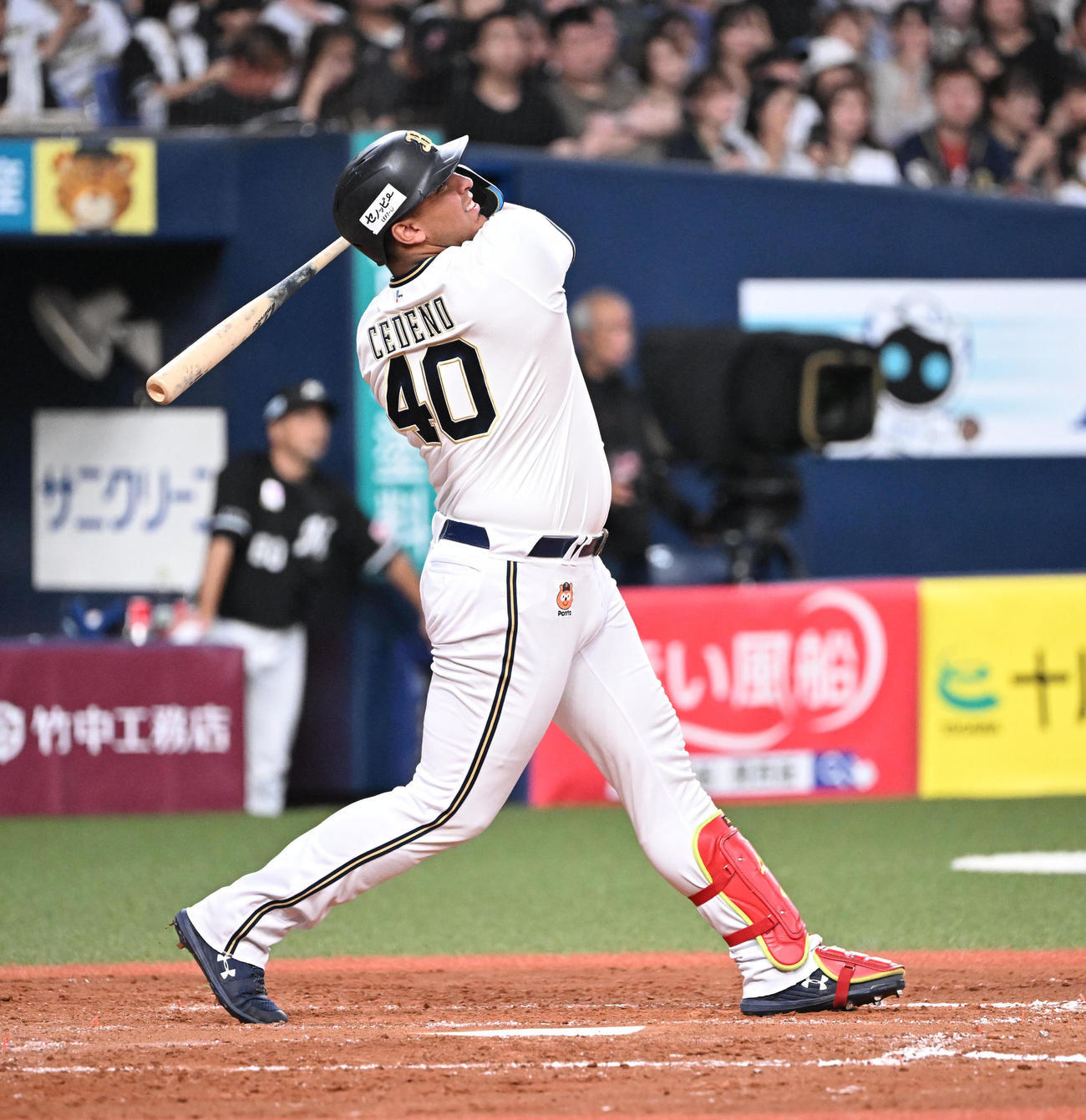 オリックス対ロッテ　4回裏オリックス2死、右越え本塁打を放つセデーニョ（撮影・和賀正仁）