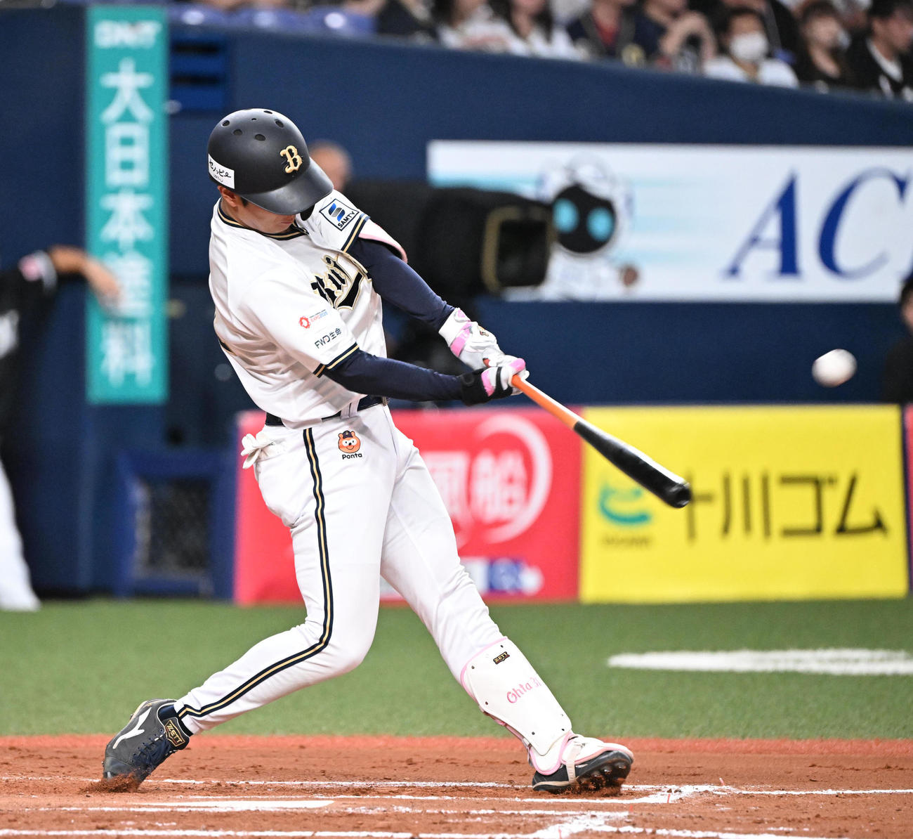 オリックス対ロッテ　6回裏オリックス無死、左越え本塁打を放つ太田（撮影・和賀正仁）