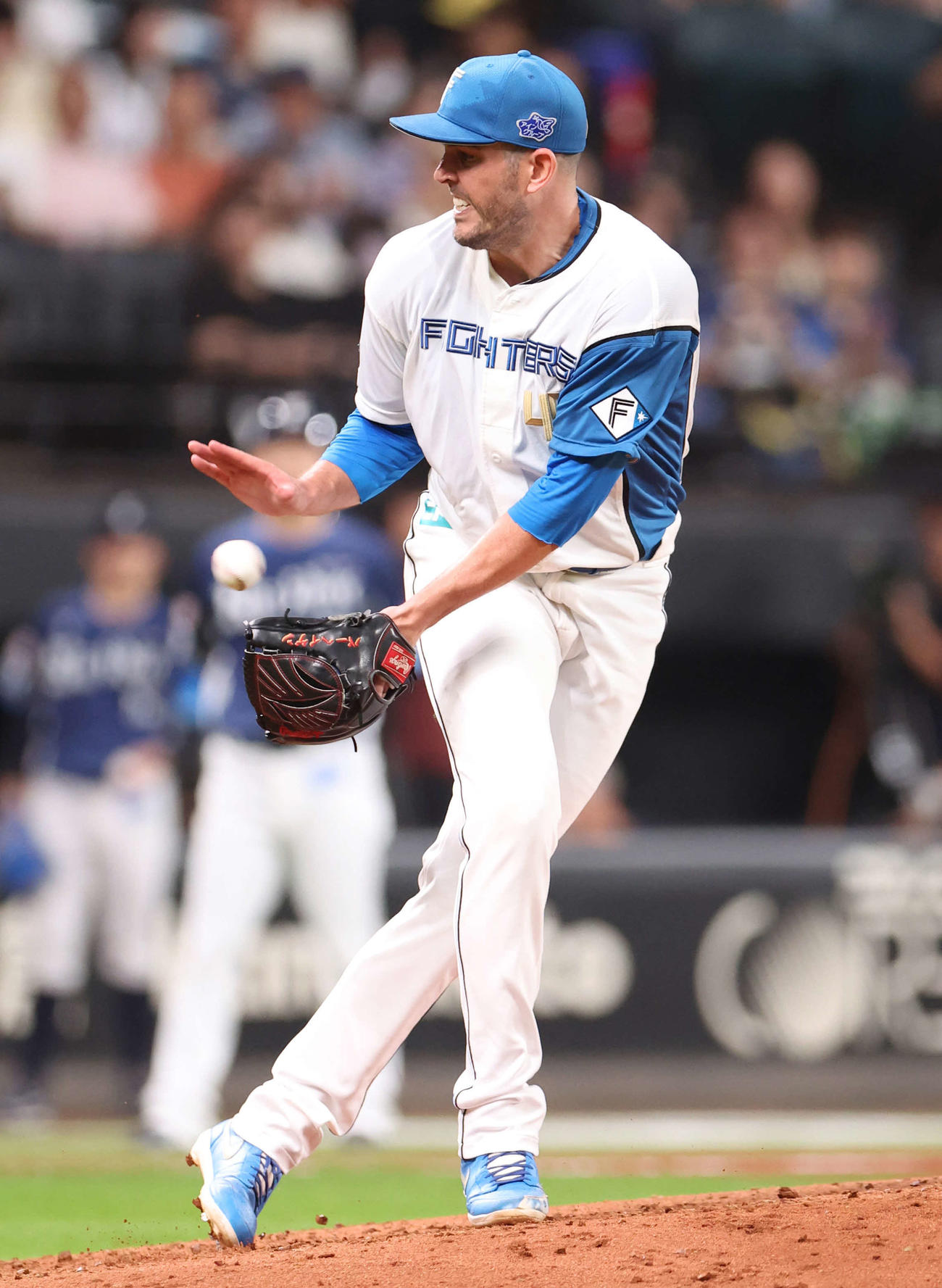 日本ハム対西武　5回表西武2死、野村大の打球に反応するバーヘイゲン（撮影・佐藤翔太）