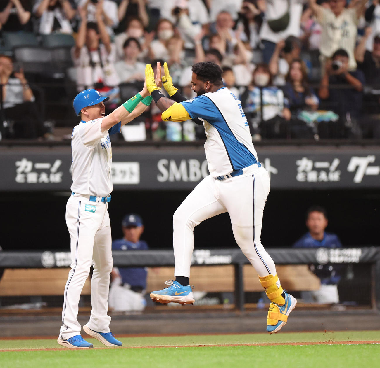 日本ハム対西武　11回裏日本ハム1死、レイエスはサヨナラとなる左越え本塁打を放ち森本コーチとハイタッチをする（撮影・佐藤翔太）