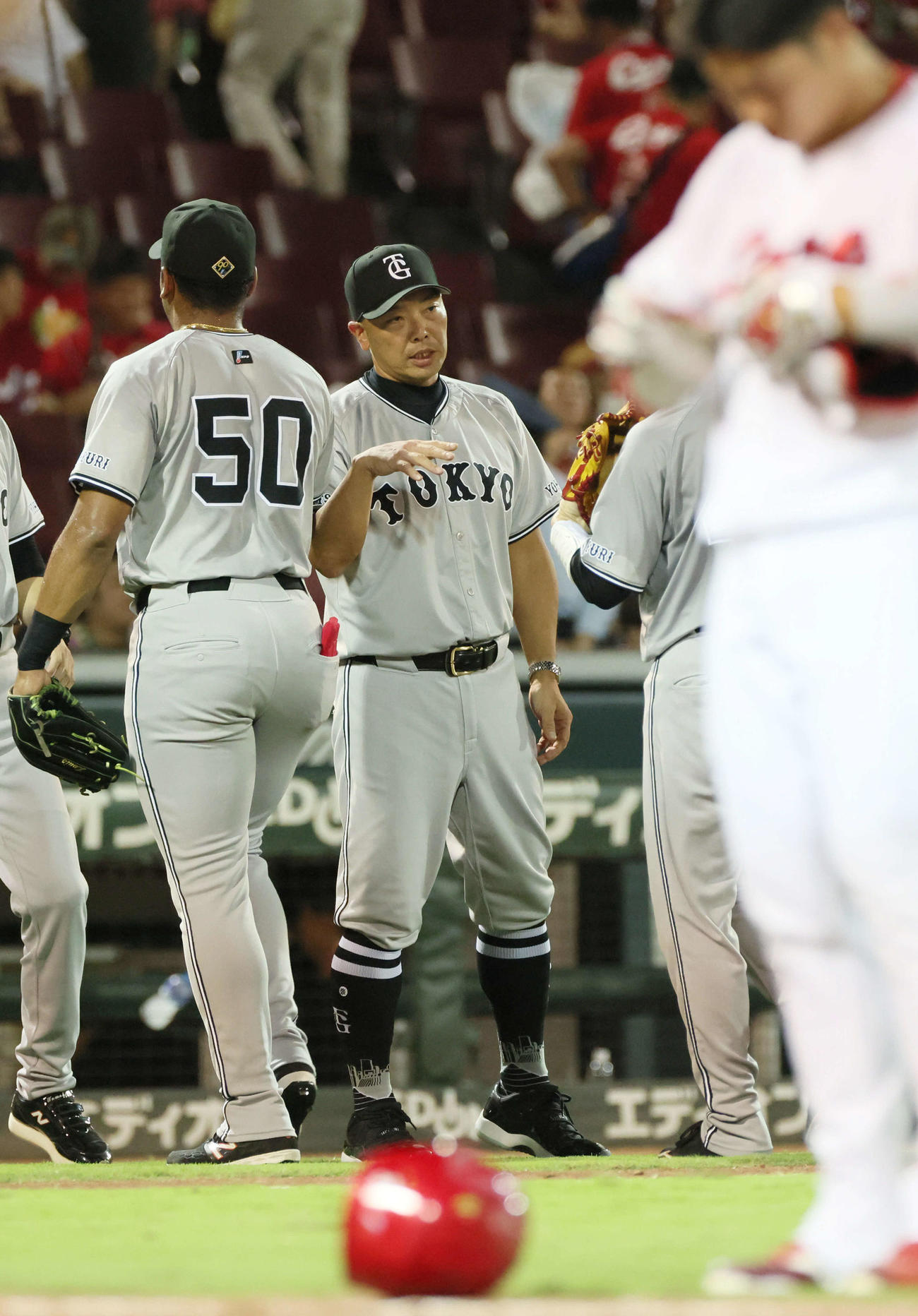 広島対巨人　ナインを迎える阿部監督（撮影・加藤孝規）