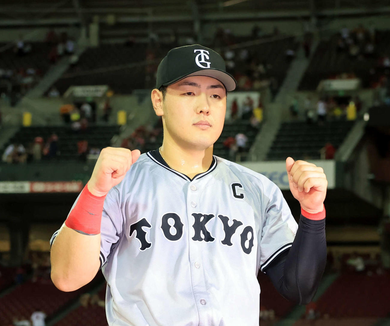 広島対巨人　ヒーローインタビューでガッツポーズする巨人岡本和（撮影・浅見桂子）