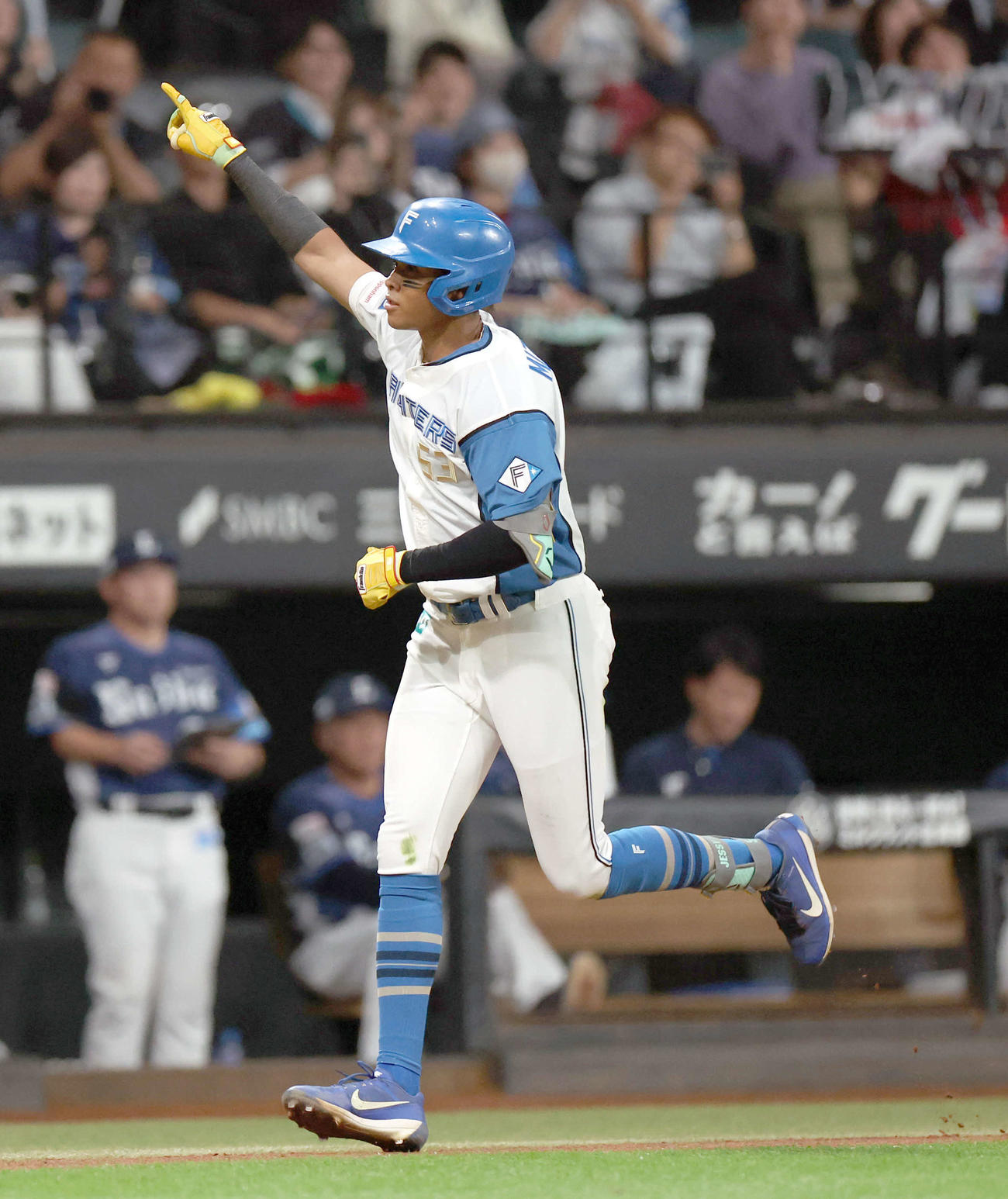 日本ハム対西武　7回裏日本ハム2死一塁、水谷は左越え2点本塁打を放ちポーズをとる（撮影・佐藤翔太）