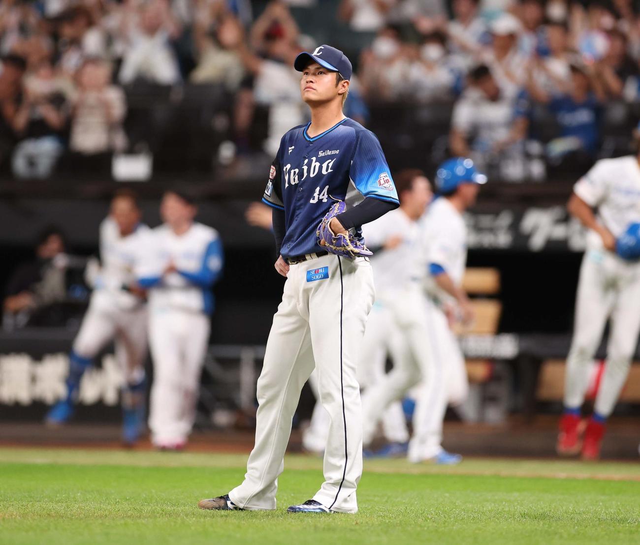 日本ハム対西武　11回裏日本ハム1死、レイエスにサヨナラ本塁打を浴びる甲斐野（撮影・黒川智章）