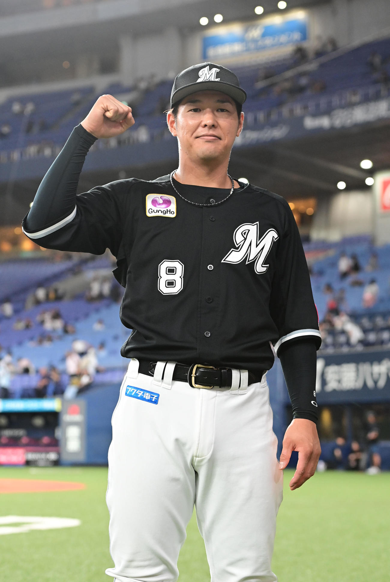 オリックス対ロッテ　ヒーローインタビュー後、ポーズを取る中村奨（撮影・和賀正仁）