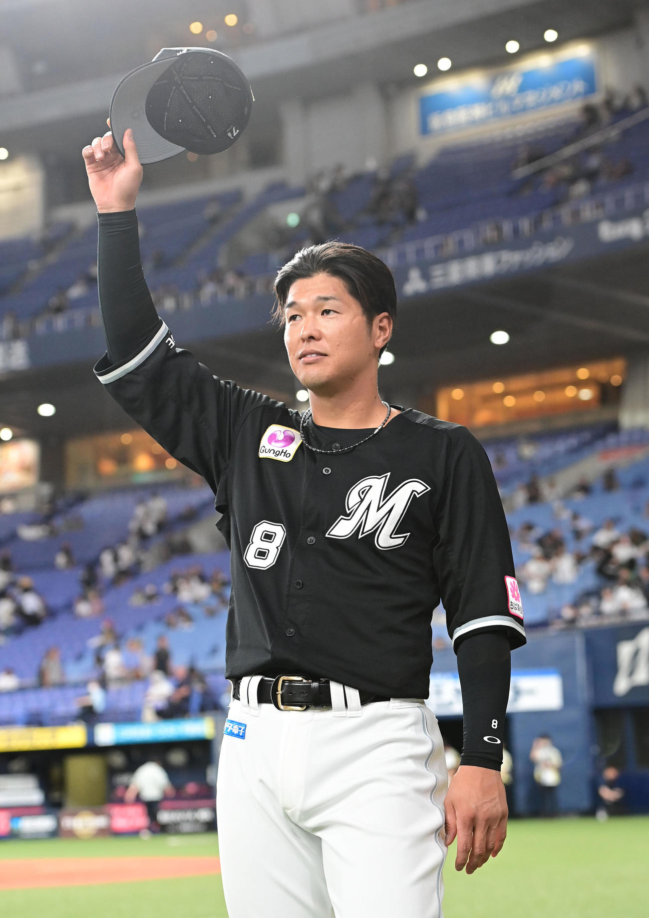 オリックス対ロッテ　ファンの声援に帽子を取って応える中村奨（撮影・和賀正仁）