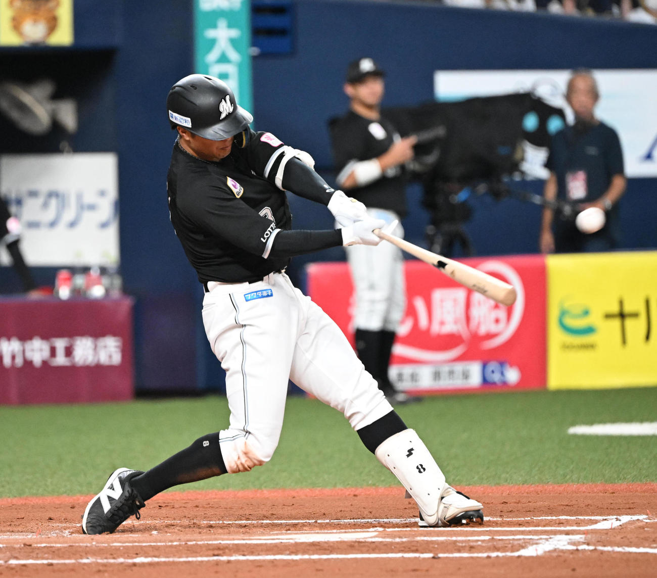 オリックス対ロッテ　6回表ロッテ1死一、二塁、左越え本塁打を放つ中村奨（撮影・和賀正仁）