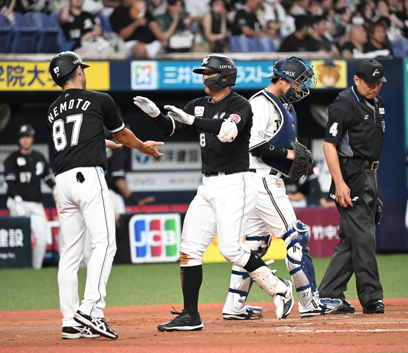 オリックス対ロッテ　6回表ロッテ1死一、二塁、左越え本塁打を放ち生還する中村奨（撮影・和賀正仁）