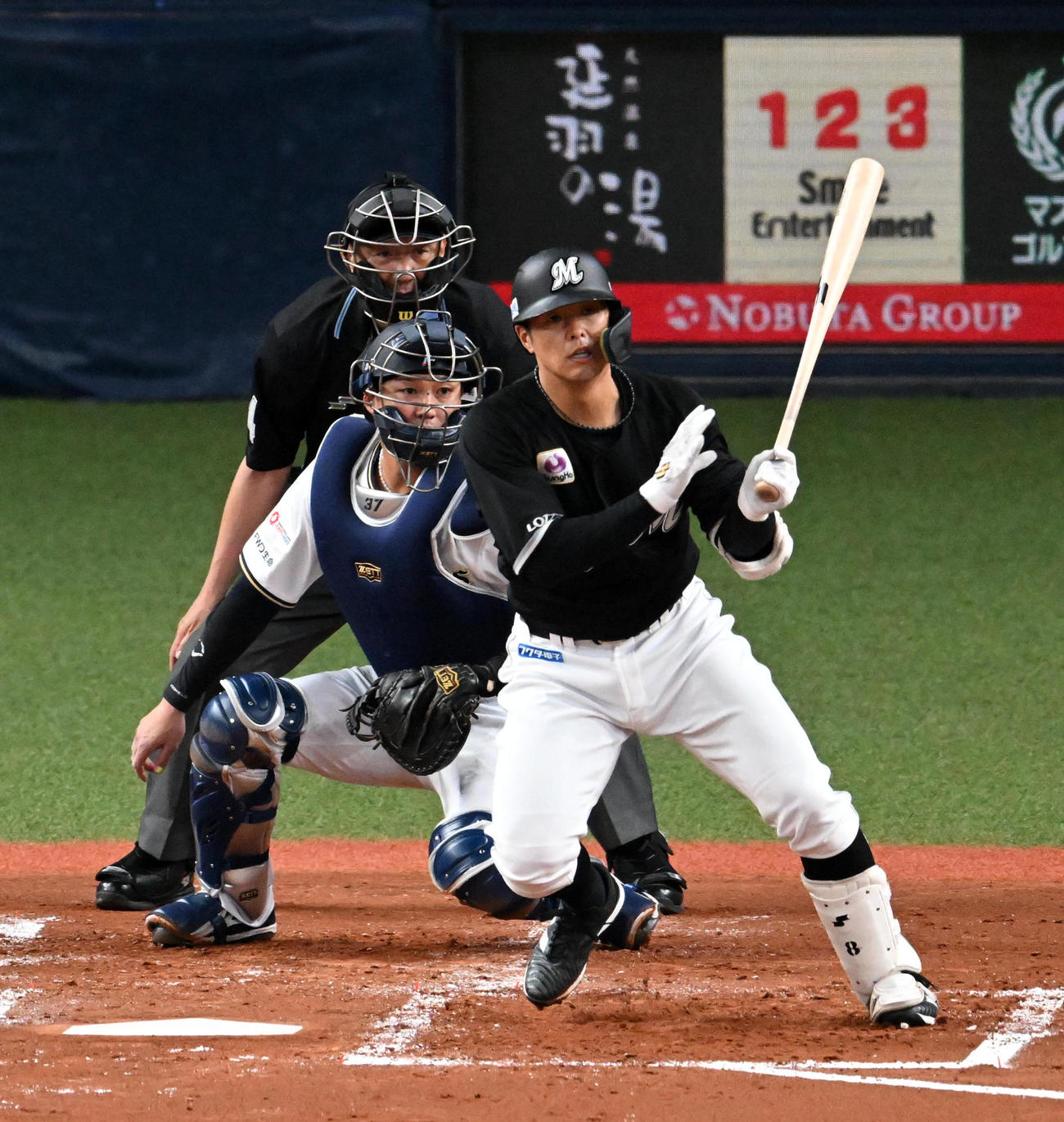 オリックス対ロッテ　2回表ロッテ1死三塁、中村奨は先制の左前適時打を放つ（撮影・前岡正明）