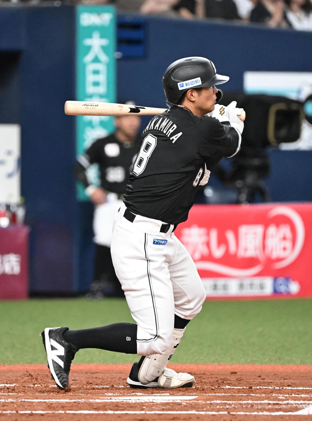 オリックス対ロッテ　2回表ロッテ1死三塁、左前適時打を放つ中村奨（撮影・和賀正仁）