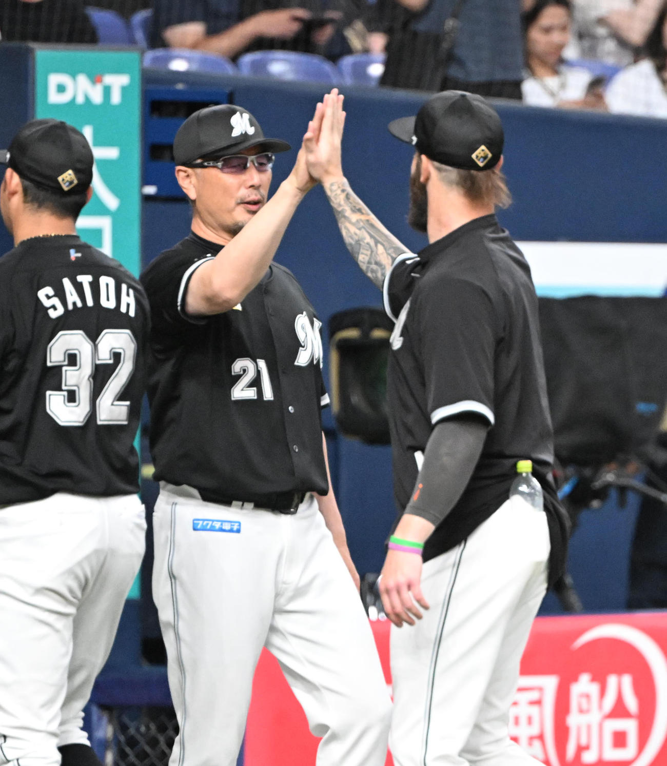 オリックス対ロッテ　オリックスに勝利しタッチする吉井監督（左）とカイケル（撮影・和賀正仁）