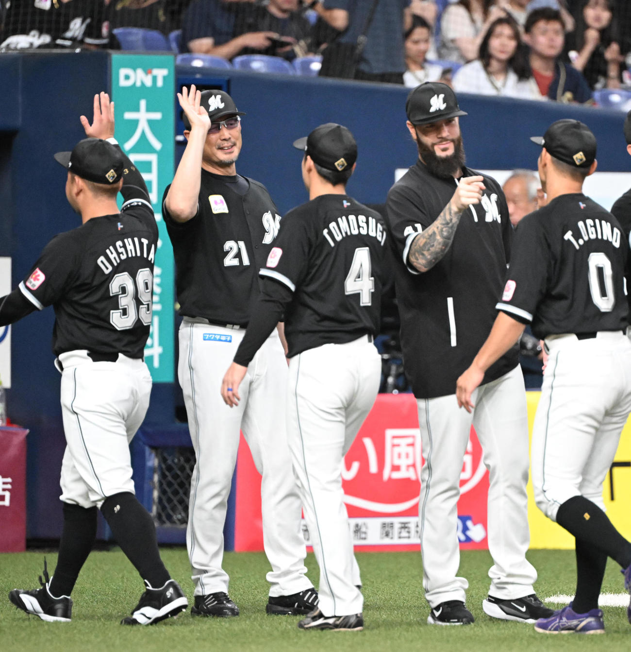 オリックス対ロッテ　オリックスに勝利しタッチする吉井監督とカイケル（撮影・和賀正仁）