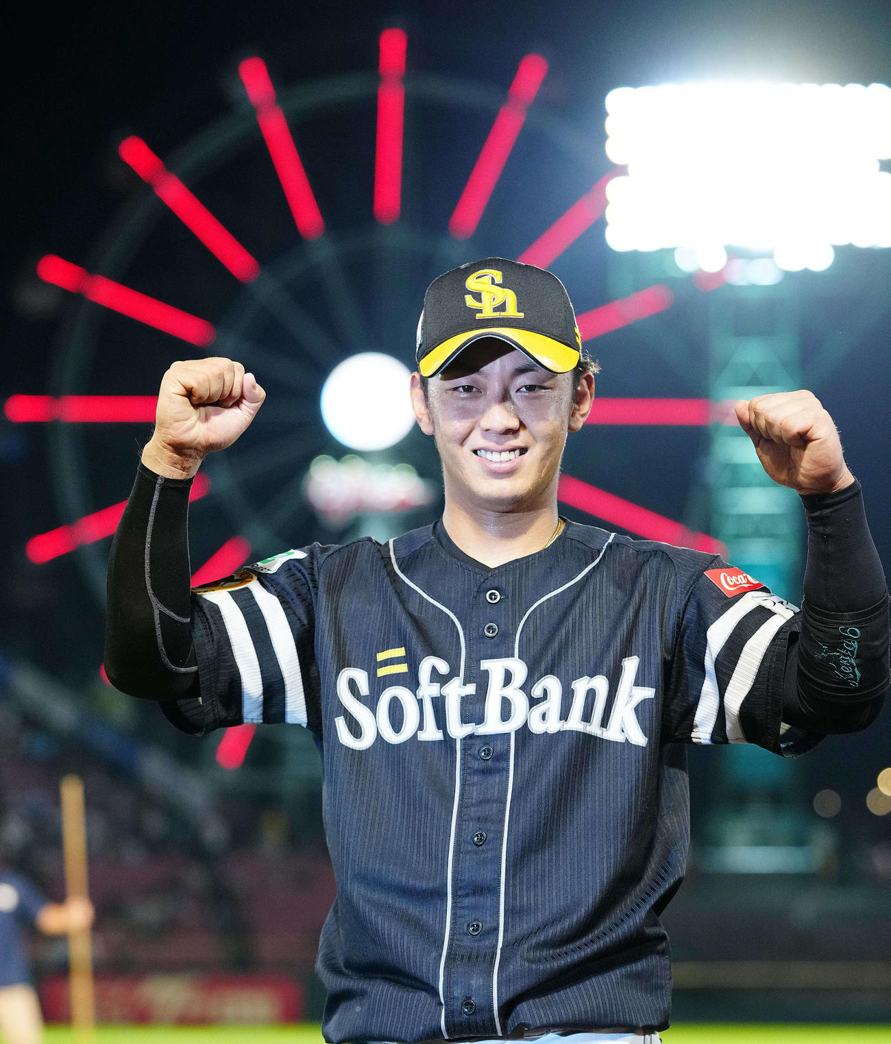 楽天対ソフトバンク　楽天に連勝しヒーローのソフトバンク今宮はガッツポーズで写真に納まる（撮影・垰建太）
