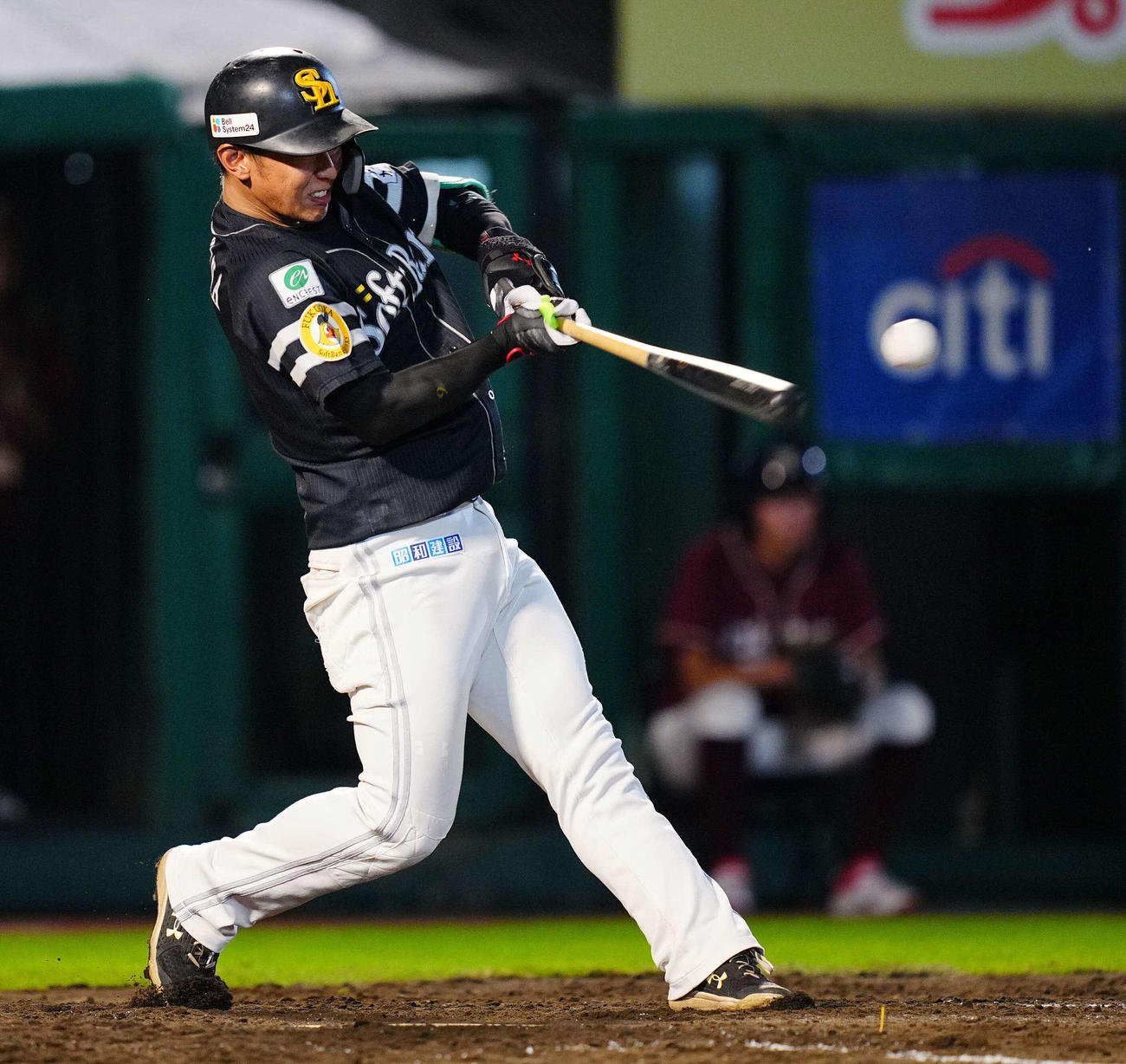 楽天対ソフトバンク　4回表ソフトバンク2死二塁、適時打を放つ今宮（撮影・垰建太）