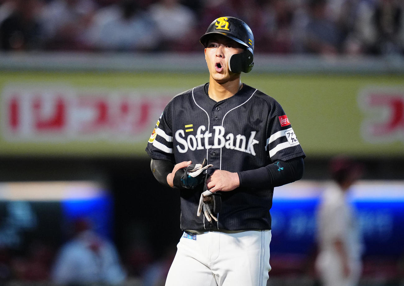 楽天対ソフトバンク　3回表の攻撃を終え適時打を放ったソフトバンク今宮は出迎えるナインにおどけた表情（撮影・垰建太）