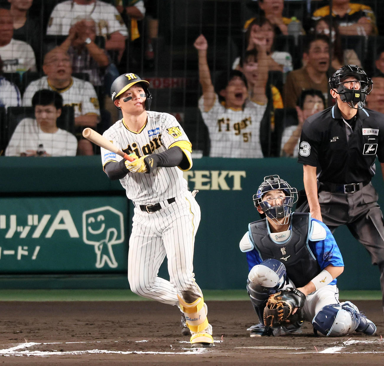 阪神対DeNA 6回裏阪神無死、森下は左越えソロ本塁打を放つ（撮影・加藤哉）