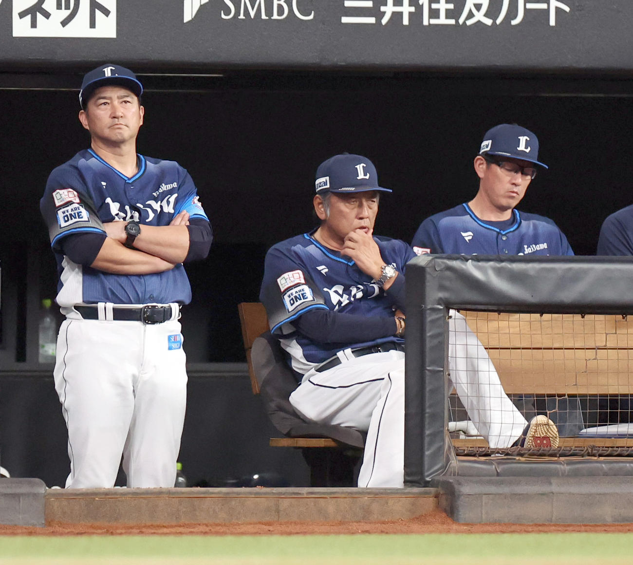 日本ハム対西武　4回裏、ベンチで険しい表情の西武渡辺GM兼監督代行（撮影・佐藤翔太）