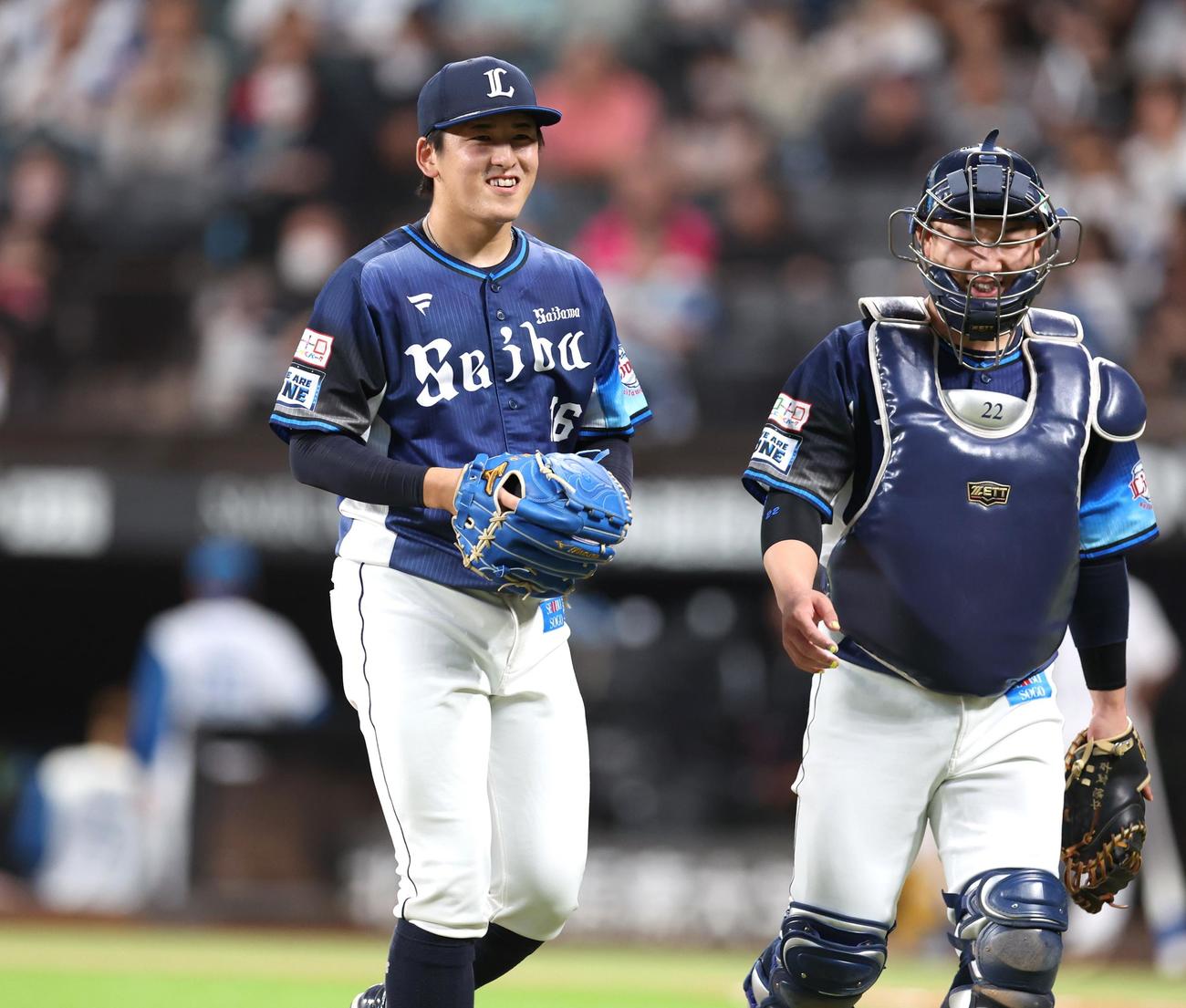 日本ハム対西武　1回裏、無失点に抑え笑顔の隅田（左）（撮影・黒川智章）