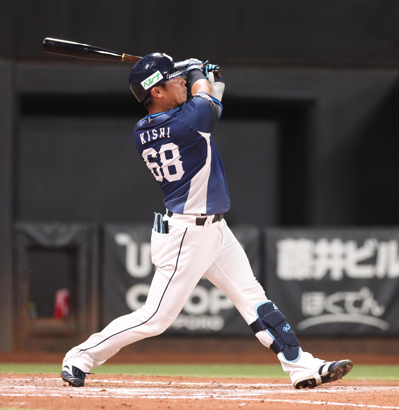 日本ハム対西武　8回表西武無死、岸は左越え本塁打を放つ（撮影・佐藤翔太）