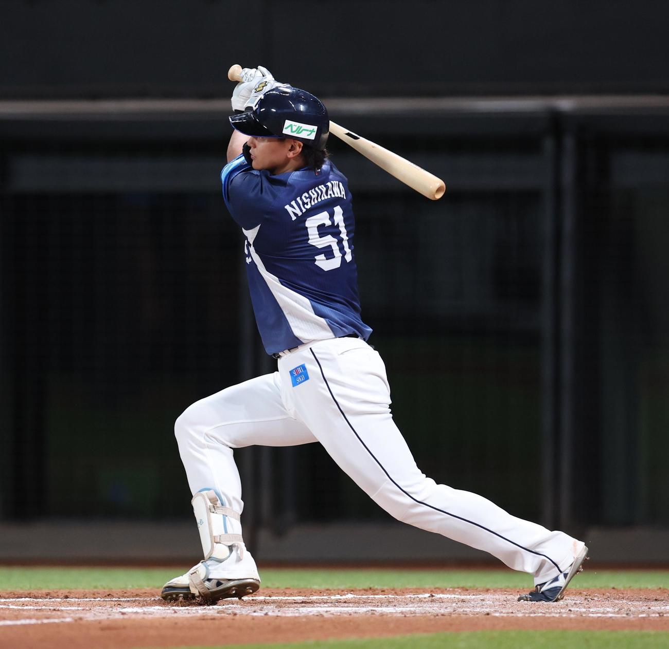 日本ハム対西武　8回表西武2死一、三塁、右前適時二塁打を放つ西川（撮影・黒川智章）