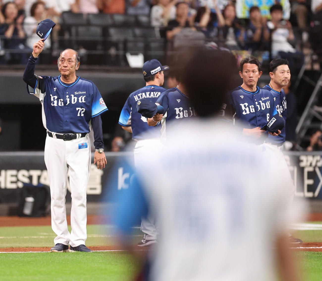 日本ハム対西武　エスコンフィールド北海道での最終戦を終えあいさつをする西武渡辺GM兼監督代行（左）（撮影・佐藤翔太）