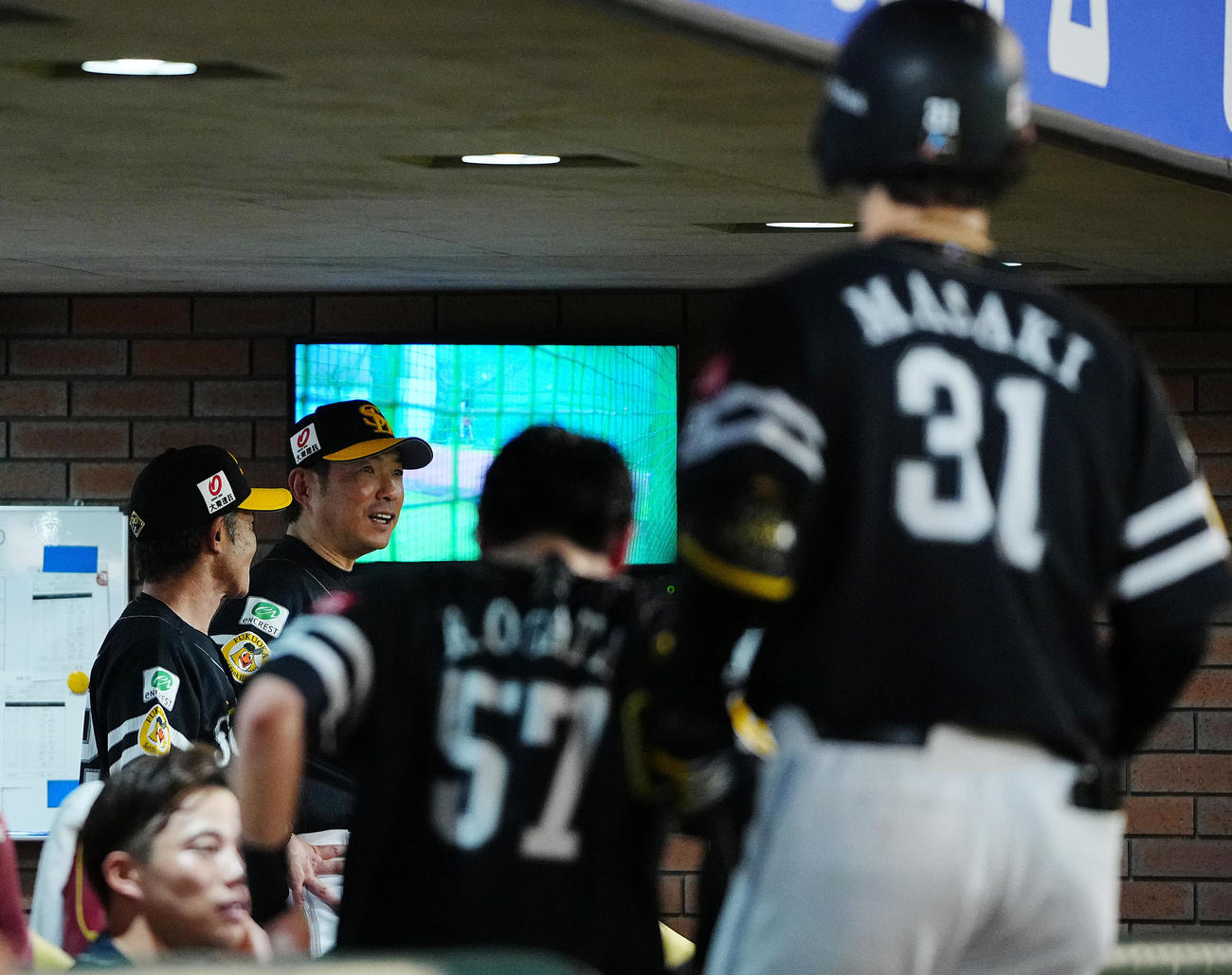 楽天対ソフトバンク　6回表ソフトバンク1死、正木（31番）の本塁打に笑顔を見せる小久保監督（左奥）（撮影・垰建太）