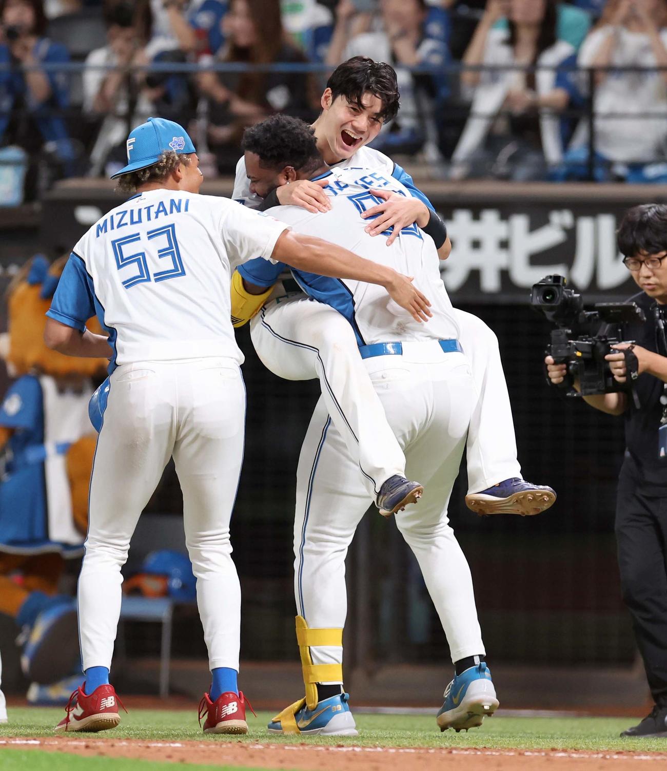 日本ハム対西武　11回裏日本ハム1死、中越えサヨナラ本塁打を放ったレイエスは清宮と抱き合う（撮影・黒川智章）