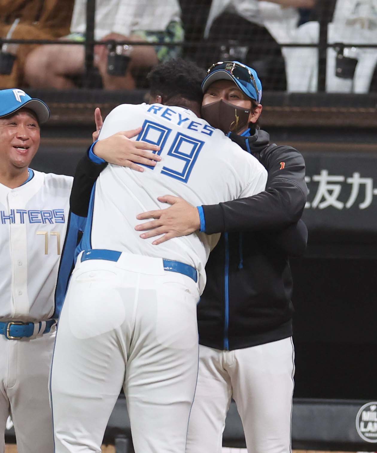 日本ハム対西武　11回裏日本ハム1死、サヨナラ本塁打を放ったレイエスと抱き合う新庄監督（撮影・黒川智章）