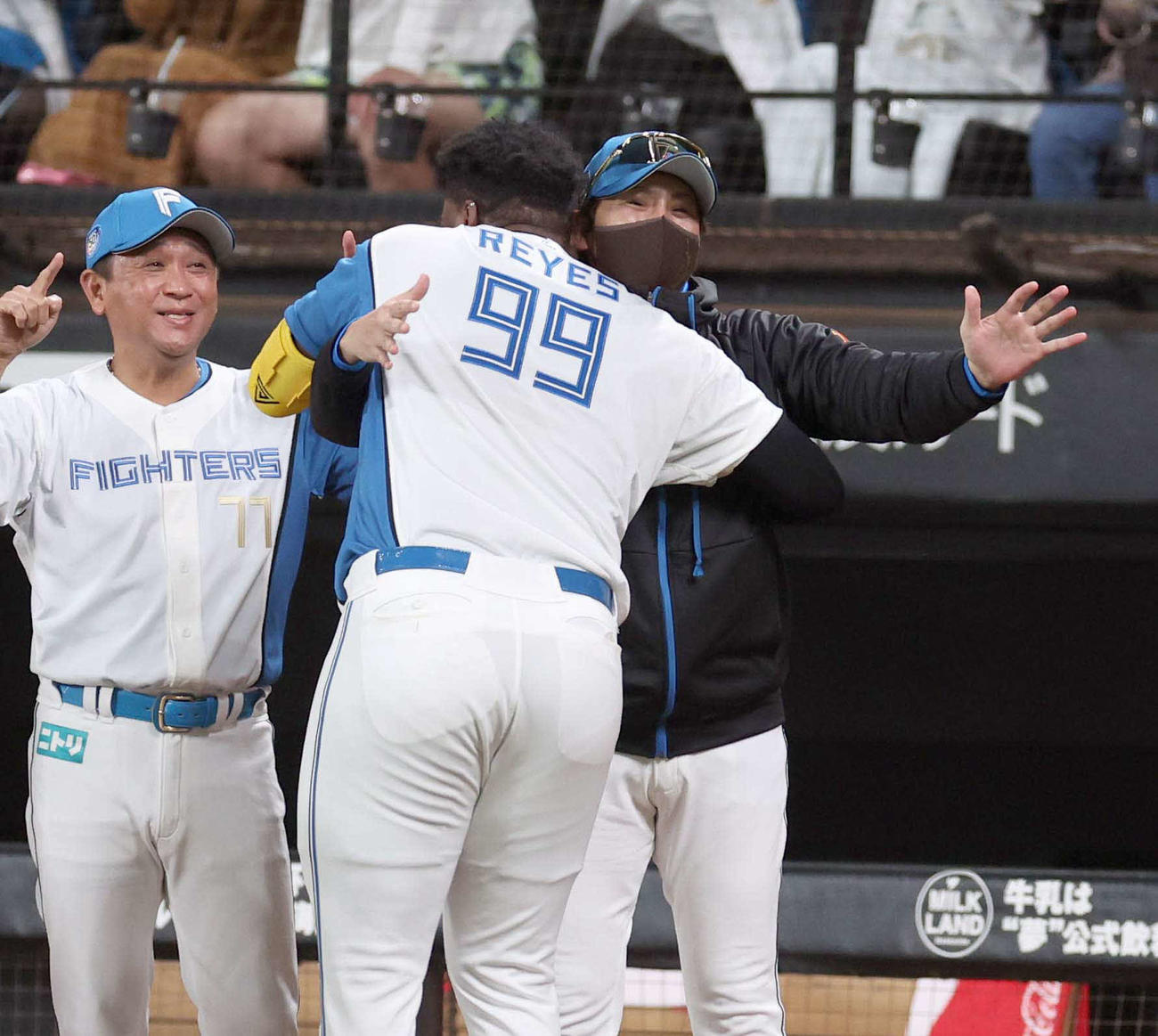 日本ハム対西武　11回裏日本ハム1死、サヨナラ本塁打を放ったレイエスと抱き合う新庄監督（撮影・黒川智章）