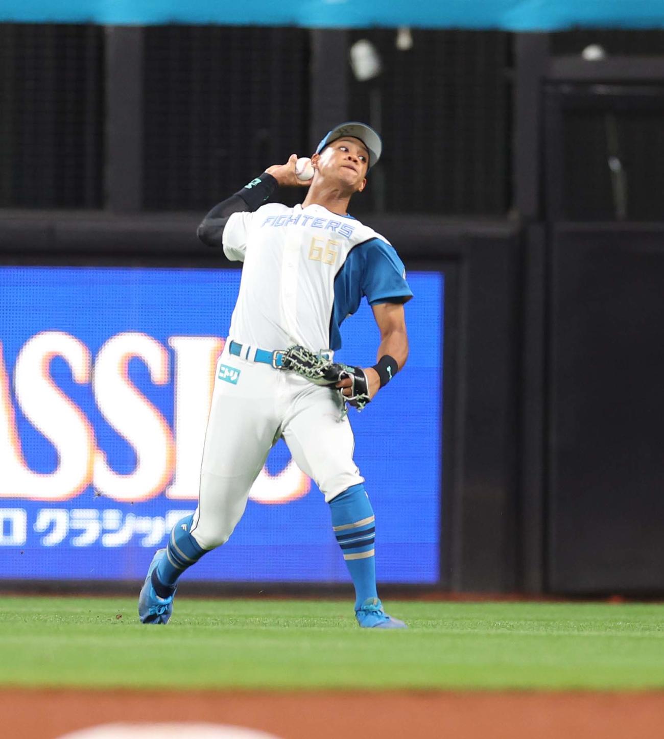 日本ハム対西武　6回表西武2死二塁、西川の右前打で万波が二塁走者長谷川を本塁で補殺する（撮影・黒川智章）