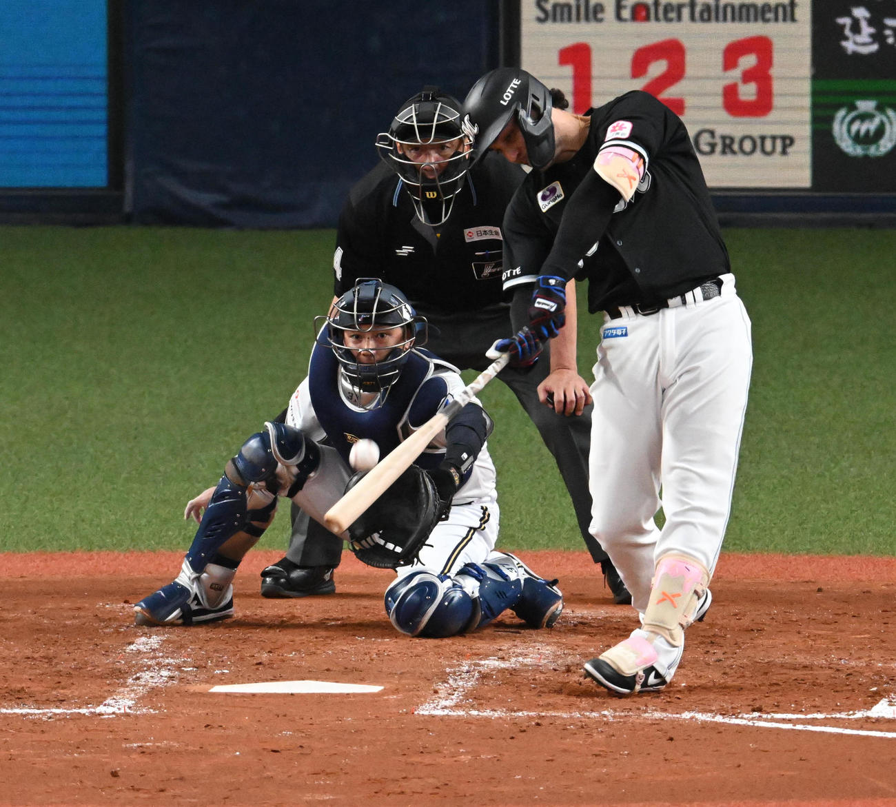 オリックス対ロッテ　3回表ロッテ1死二、三塁、ソトは左中間に3点本塁打を放つ（撮影・前岡正明）