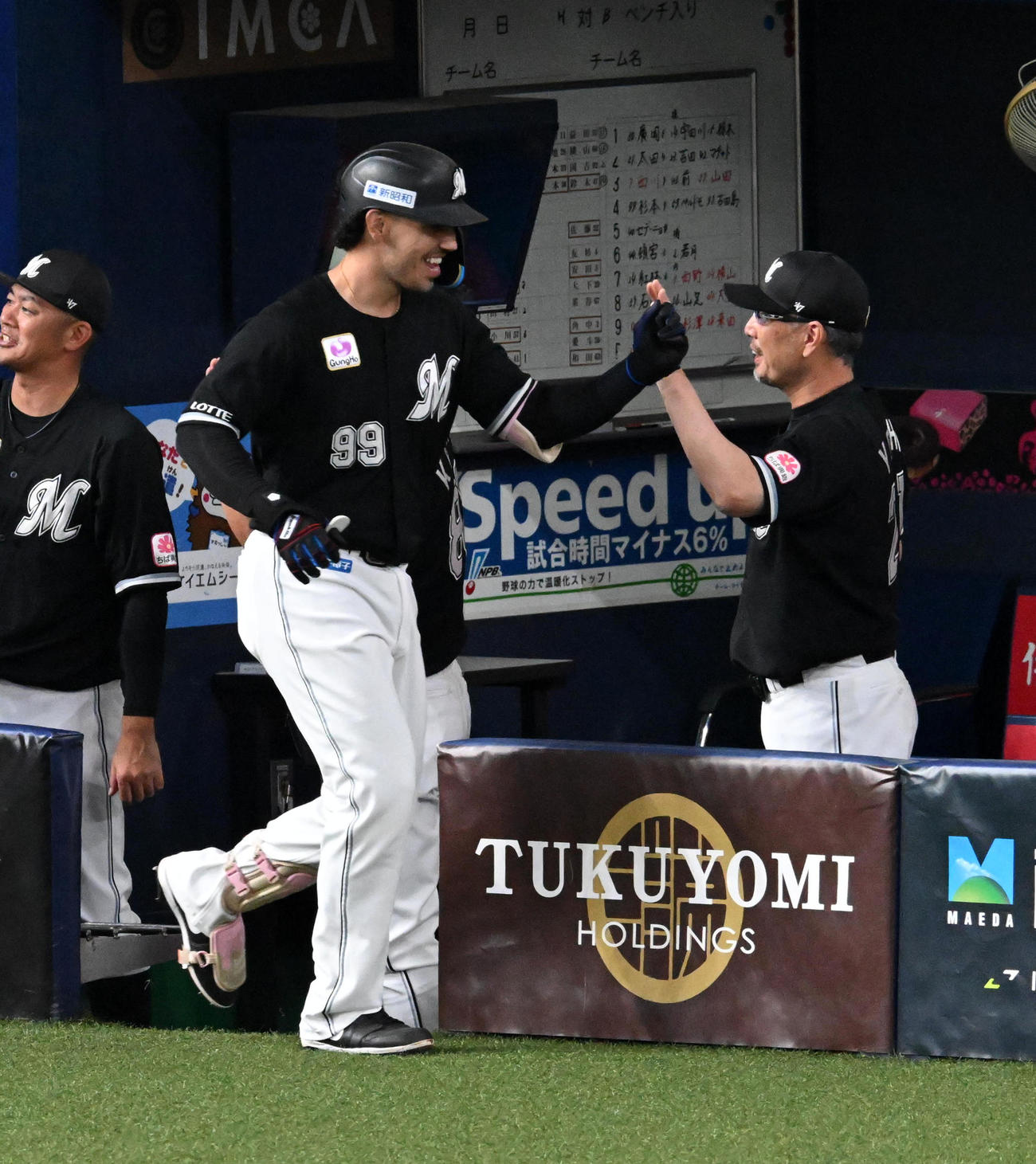 オリックス対ロッテ　3回表ロッテ1死二、三塁、左中間に3点本塁打を放ったソト（左）を迎える吉井監督（撮影・前岡正明）