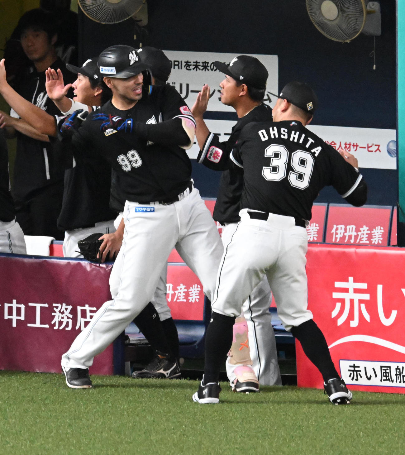 オリックス対ロッテ　3回表ロッテ1死二、三塁、左中間に3点本塁打を放ったソト（左）を迎える大下（撮影・前岡正明）
