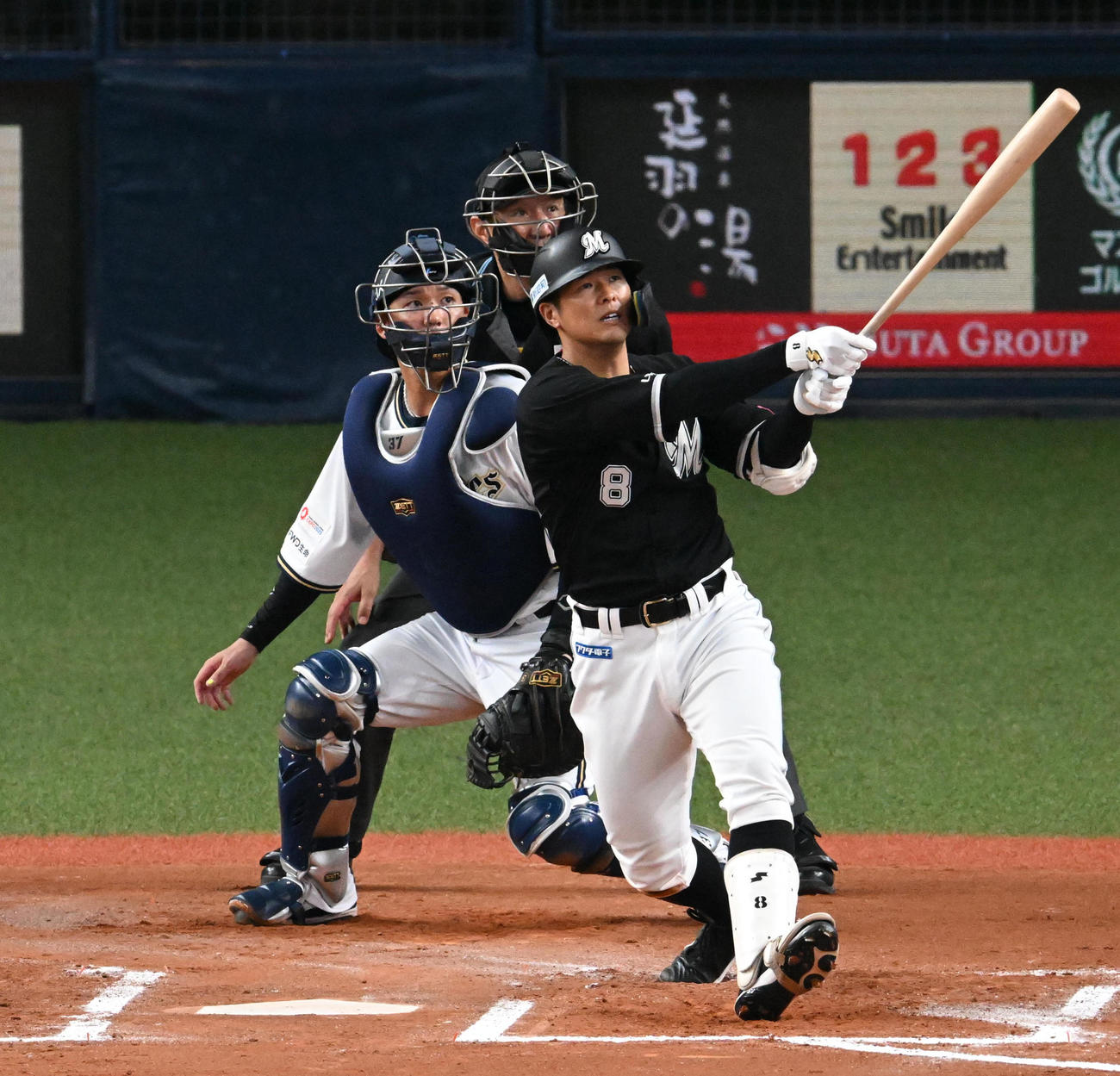 オリックス対ロッテ　6回表ロッテ1死一、二塁、中村奨は左越え3点本塁打を放つ（撮影・前岡正明）