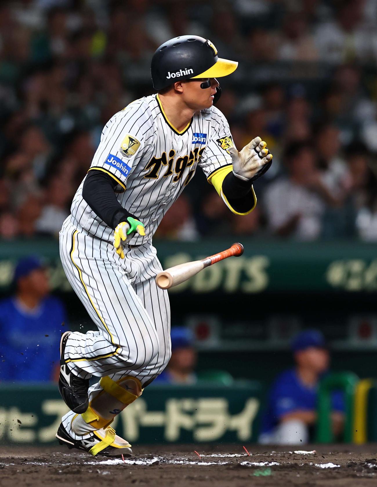 阪神対DeNA 8回裏阪神無死、森下は中前打を放つ（撮影・上田博志）