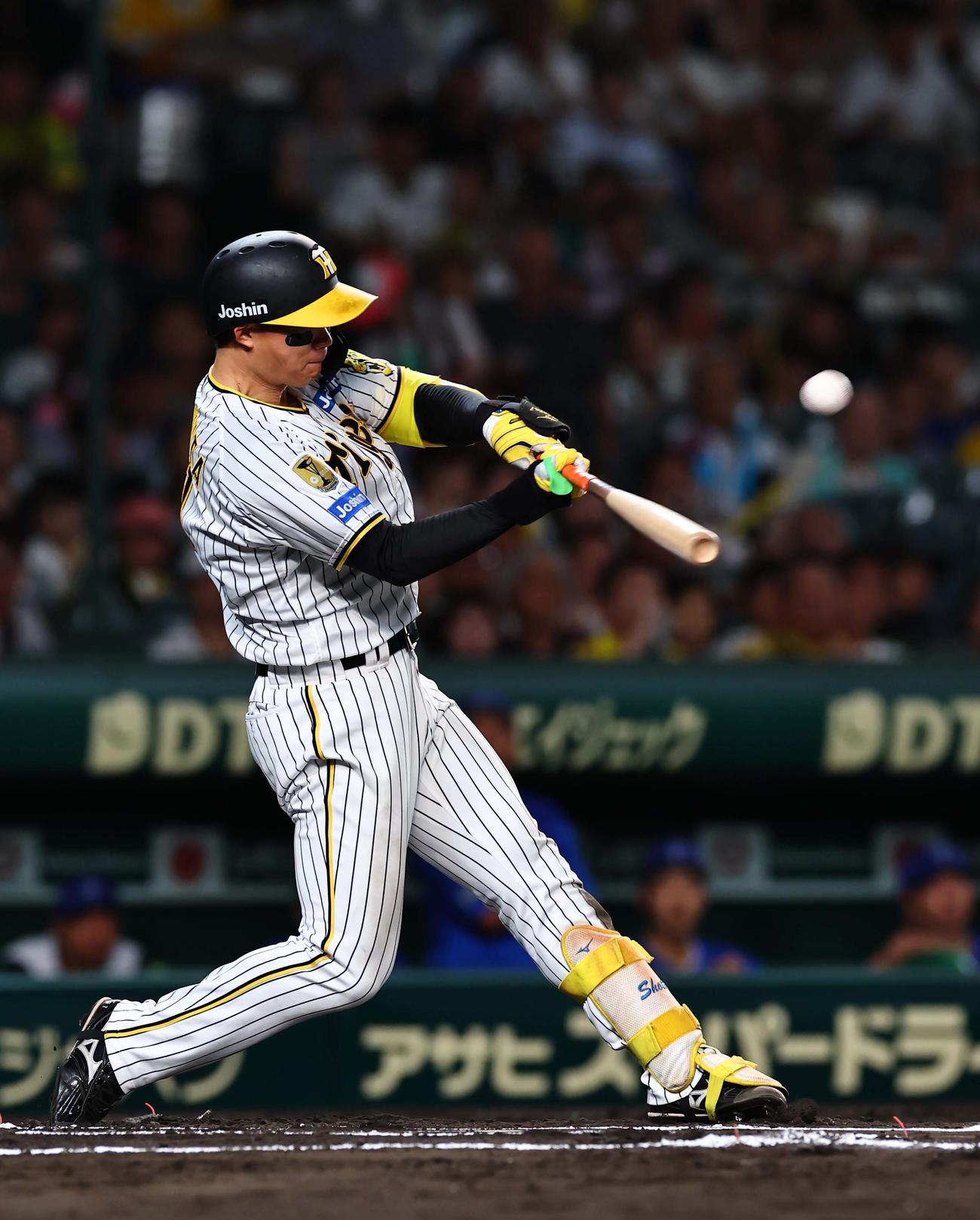 阪神対DeNA 6回裏阪神無死、森下は左越えソロ本塁打を放つ（撮影・上田博志）