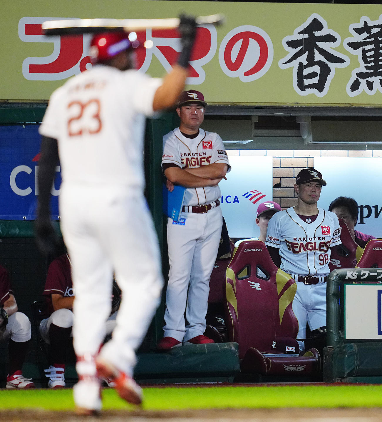 楽天対ソフトバンク　4回裏楽天無死一塁、見逃しの三振に倒れたフランコ（手前）を厳しい表情で見つめる今江監督（右）（撮影・垰建太）