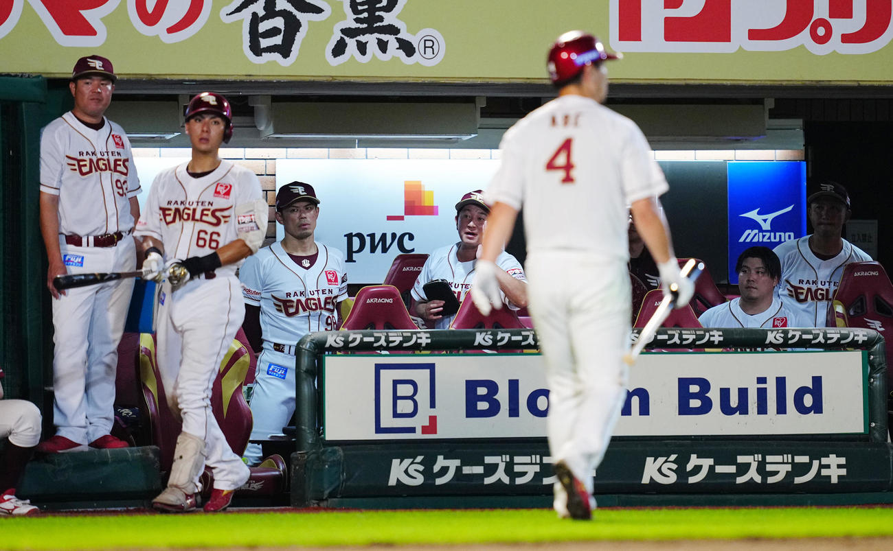 楽天対ソフトバンク　9回裏楽天無死二塁、阿部（4番）が三振に倒れ厳しい表情の今江監督（左から3人目）らベンチ（撮影・垰建太）