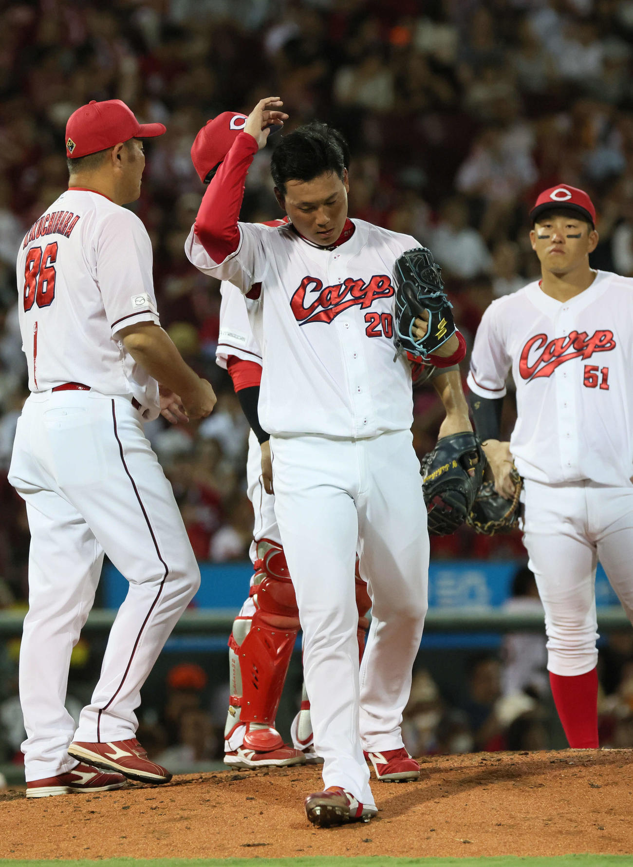 広島対巨人　9回表巨人無死満塁、モンテスに勝ち越しの押し出し四球を与え、降板する栗林（撮影・加藤孝規）