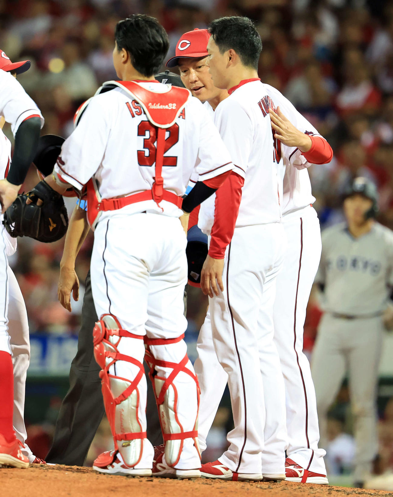 広島対巨人　9回表巨人無死一、二塁、坂本に左前打を許して満塁のピンチを招いた栗林の元に向い声をかける新井監督（撮影・浅見桂子）