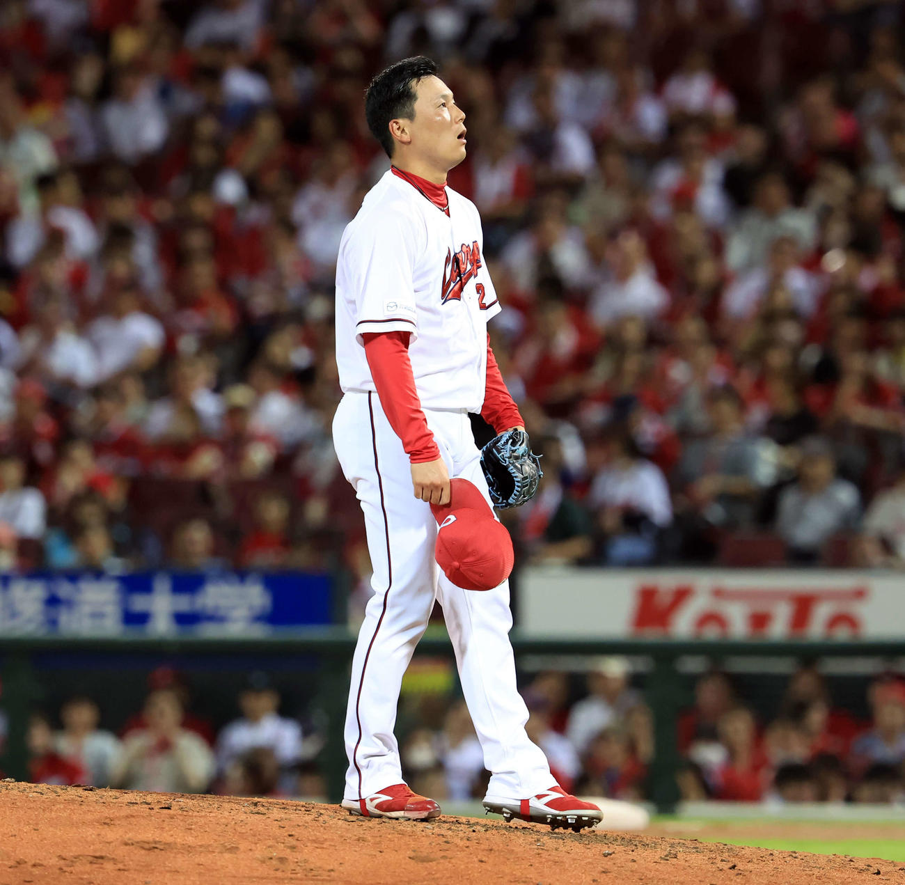 広島対巨人　9回表巨人無死満塁、モンテスに押し出し四球を与えて勝ち越しを許し、ぼう然とする栗林（撮影・浅見桂子）