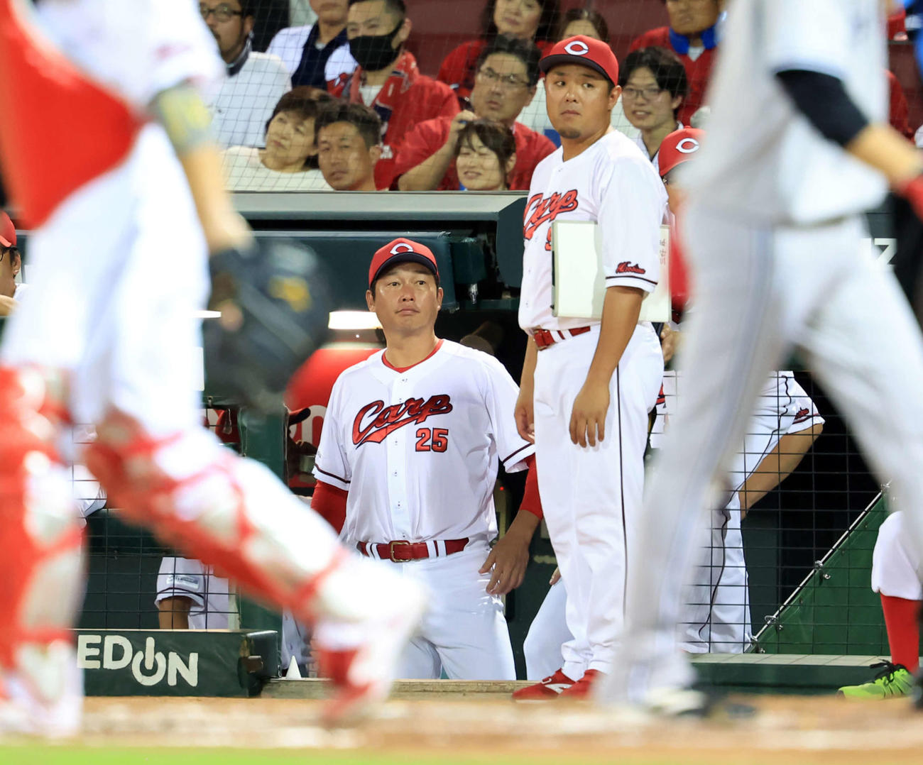 広島対巨人　9回表巨人無死満塁、モンテスに押し出し四球を与えて勝ち越しを許し、生還した走者をぼう然と見つめる新井監督（中央）（撮影・浅見桂子）