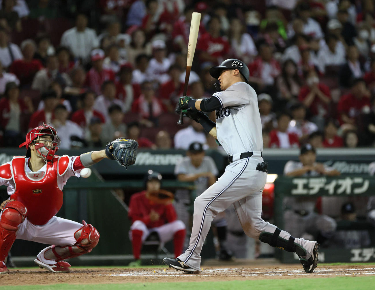 広島対巨人　9回表巨人無死満塁、吉川は押し出し死球（撮影・加藤孝規）