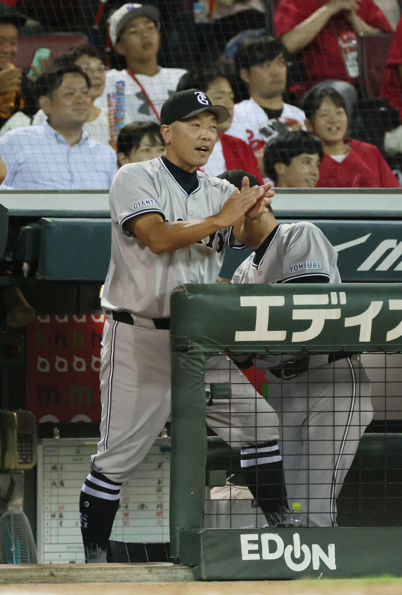 広島対巨人　9回表巨人無死満塁、岡本和の同点左適時打を喜ぶ阿部監督（撮影・加藤孝規）
