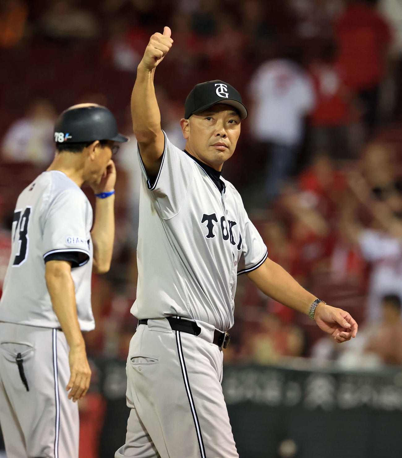 広島対巨人　9回表に大量得点で連勝し、スタンドにサムズアップする巨人阿部監督（撮影・浅見桂子）
